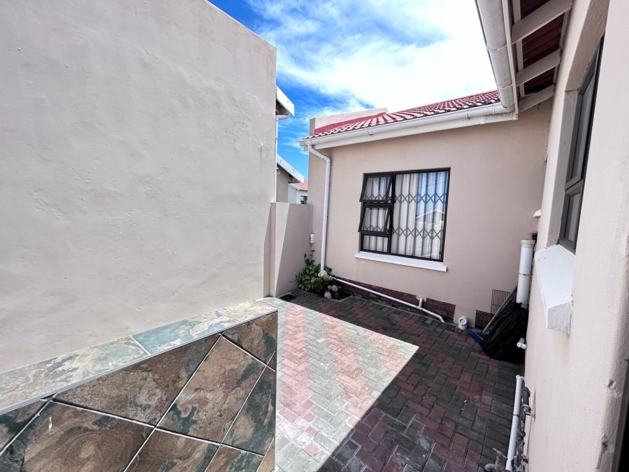 3 Bedroom Property for Sale in Cove Rock Eastern Cape